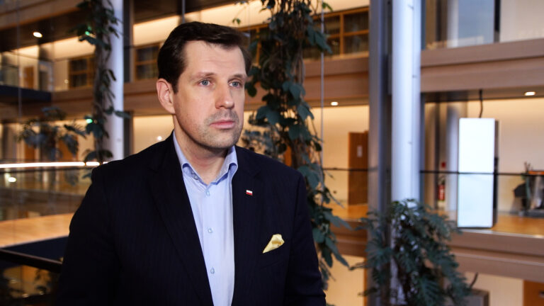 Unia Europejska chce złagodzić AI Act. Na szali konkurencyjność start-upów i małych przedsiębiorców
